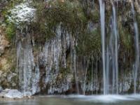 Eiszapfen Ansammlung an Felswand im Bachlauf